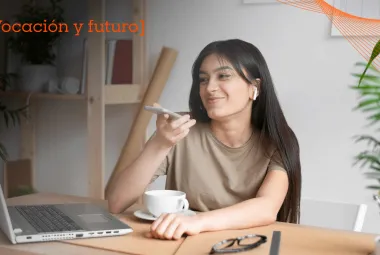 estudiante de una carrera con trabajo hibrido 