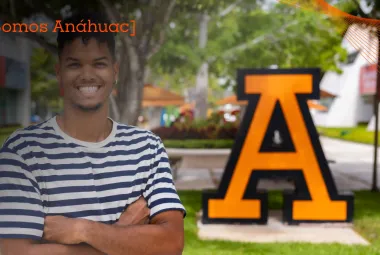 estudiante de la anahuac con campus de fondo