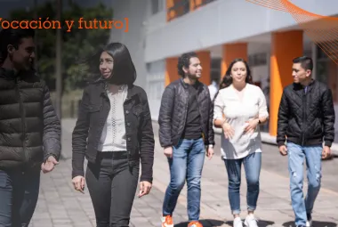 alumnos de la anahuac caminando 