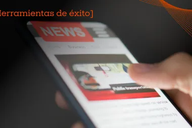 Persona scrolleando que son fake news en su celular