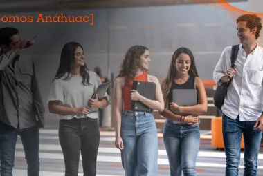 Alumnos dle programa de liderazgo Anahuac caminando por el campus