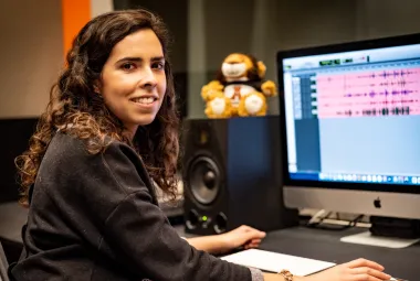 Estudiante en cabina de radio anahuac ingeniería en audio