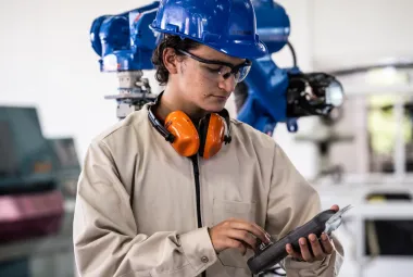 Estudiante mecanica haciendo ejercicio práctico laboratorio anahuac