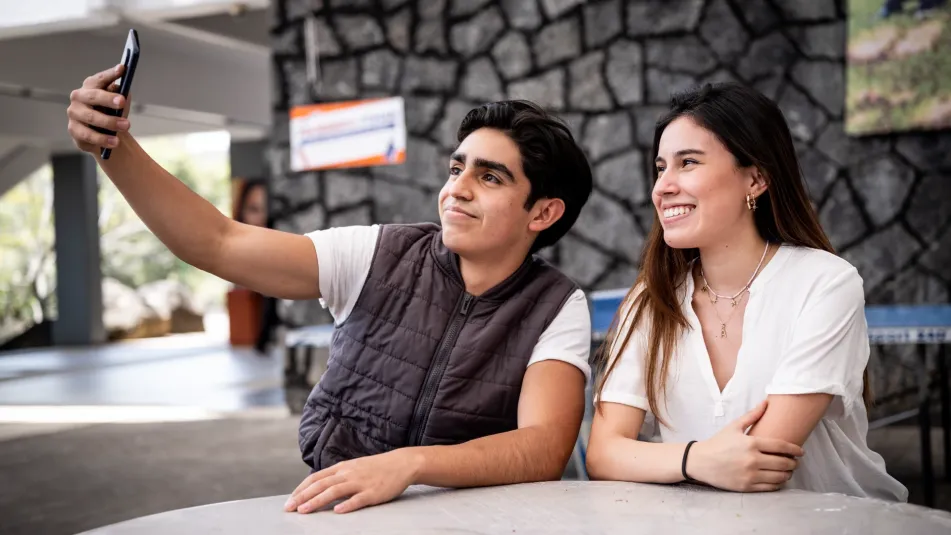 Estudiantes anahuac en su telefono