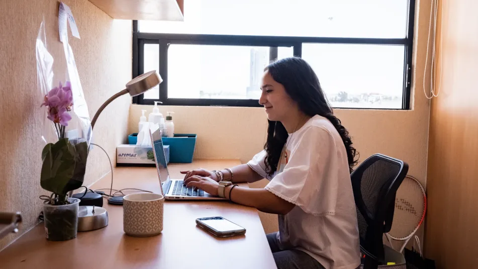 Estudiante en dormitorio cursando en Anahuac Online