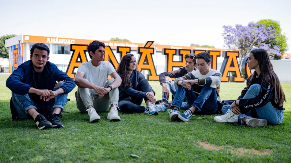 Estudiantes en campus anahuac hablando de los programas y talleres disponibles en la universidad
