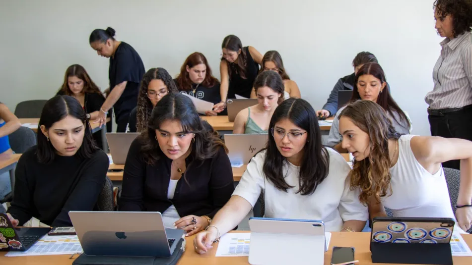 Clase de estudiantes Anáhuac trabajando en computadoras y dispositivos electrónicos | Educación del futuro