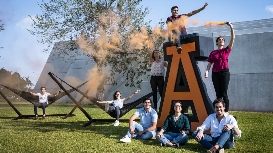 Estudiantes becados anahuac posando en campus