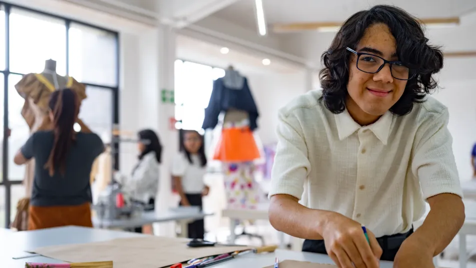 Estudiantes de moda en anahuac en estudio de telas