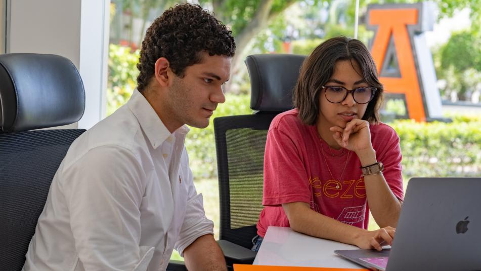 Estudiantes de pedagogia explorando las posibilidades de campo laboral