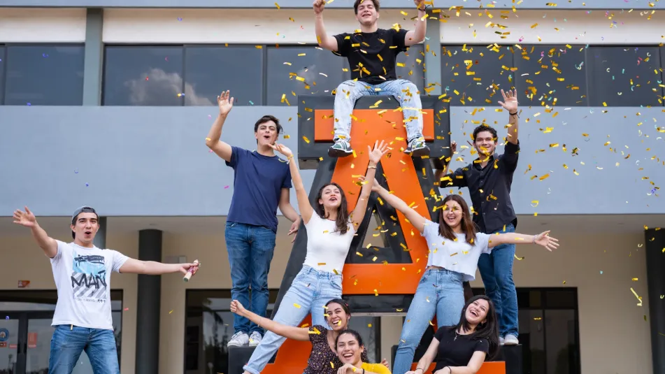 Estudiantes de la universidad anahuac celebrando 