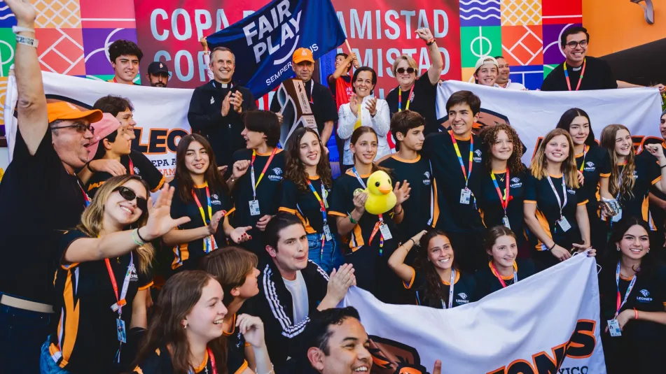 Grupo de estudiantes Anáhuac celebrando la como organizaron el torneo de la amistad