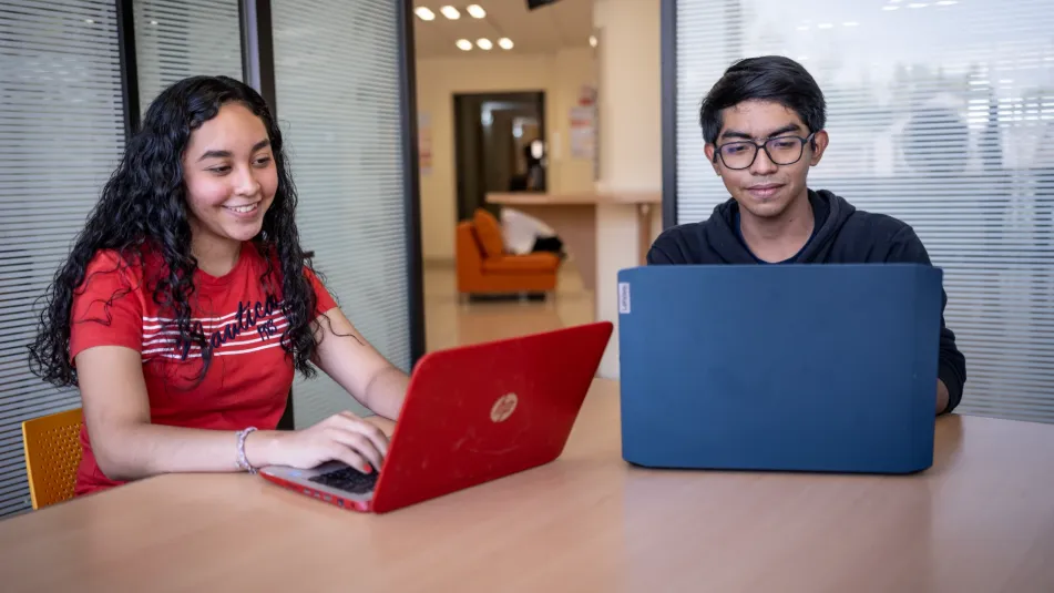 Estudiantes anahuac aprendiendo de la comunicación digital