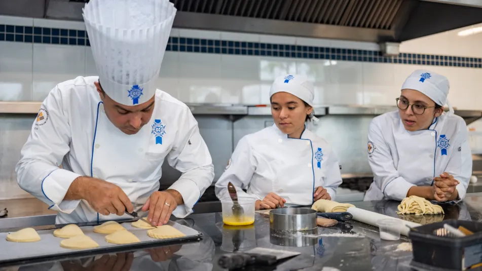 Estudiantes de gastronomia anahuac en clase de reposteria