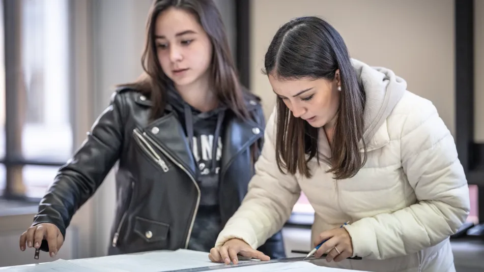 Estudiantes creativos pensando en registrar su trabajo con propiedad intelectual