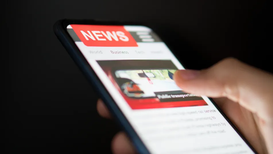 Persona scrolleando que son fake news en su celular