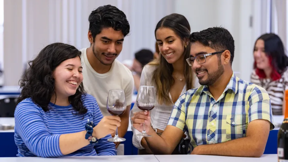Estudiantes internacionales brindando con vino