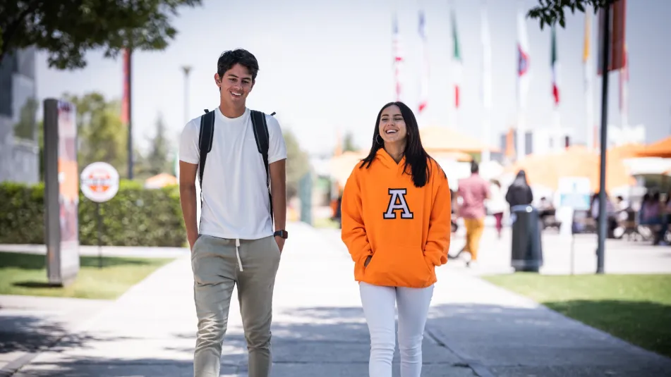 Alumnos intercambio anahuac caminando por campus