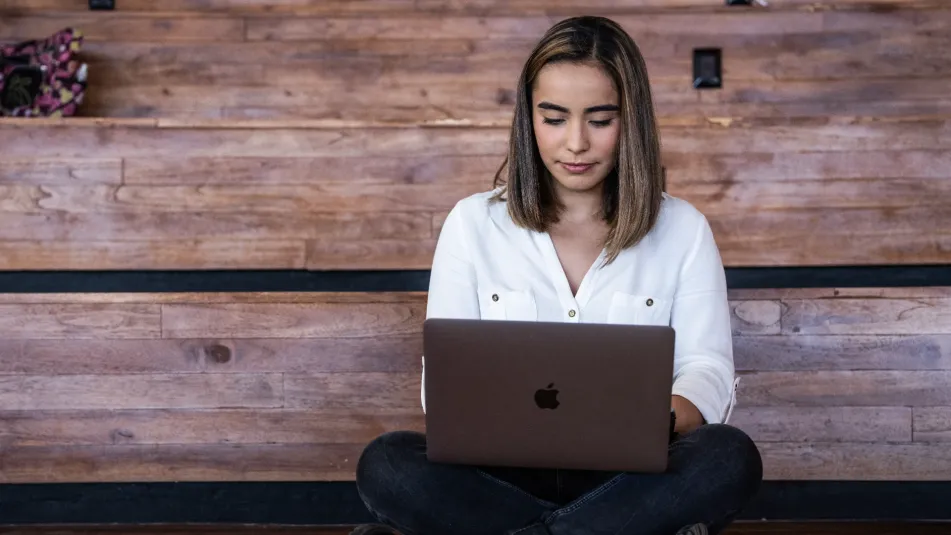 Estudiante revisando acreditaciones de planes academicos en su computador