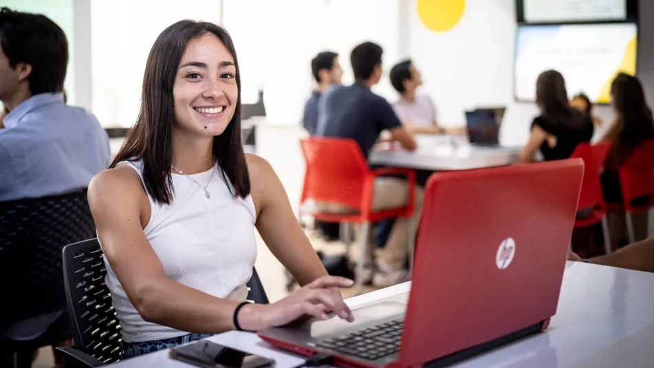 Estudiante evaluando plan de estudios de carrera economía