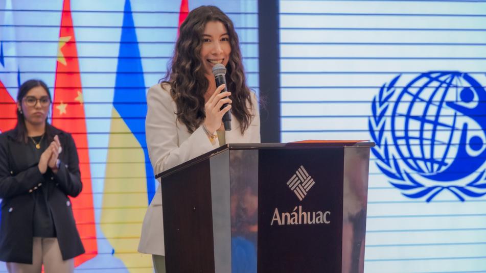 Estudiante de idiomas de la Anáhuac dando un discurso en un foro internacional