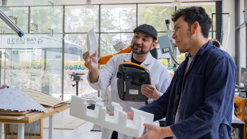 Estudiante de ingenieria industrial diseñando prototipo en laboratorio