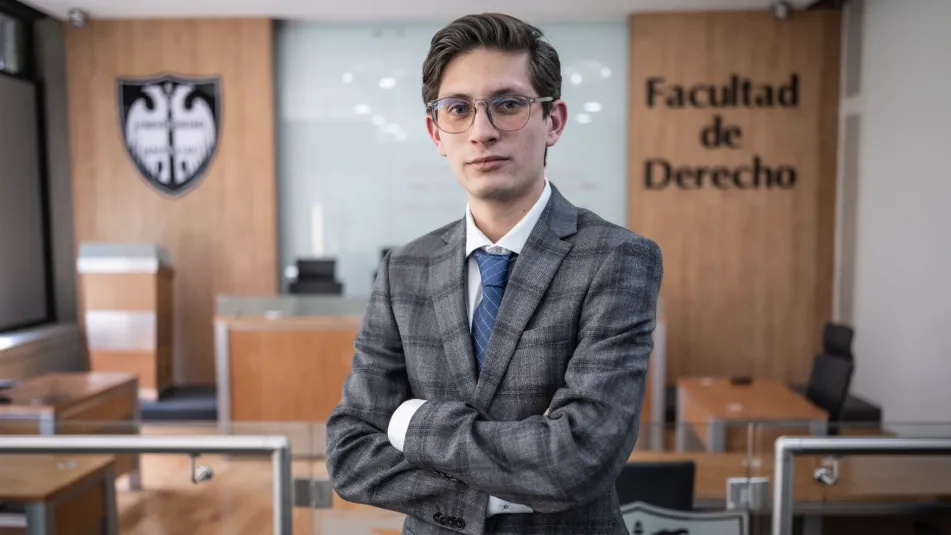 Estudiante de derecho anahuac en sala de juicios orales