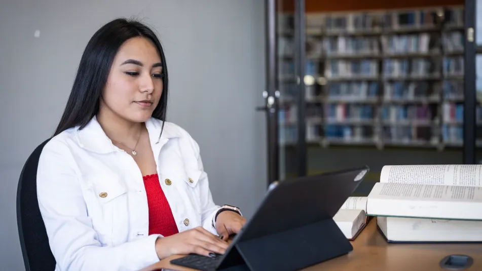 alumna de la Universidad Anáhuac estudiando en biblioteca