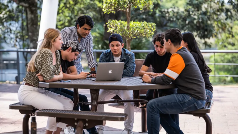 Estudiantes Anáhuac aplicando a prácticas profesionales en línea