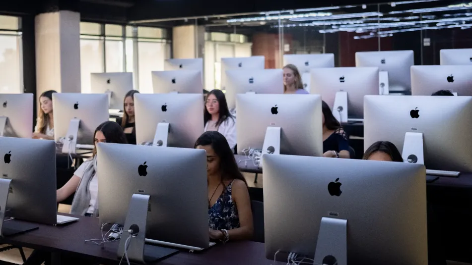 Estudiantes anahuac de laboratorio de computo en clase