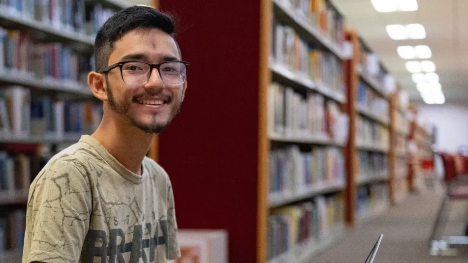 Estudiante anahuac en biblioteca