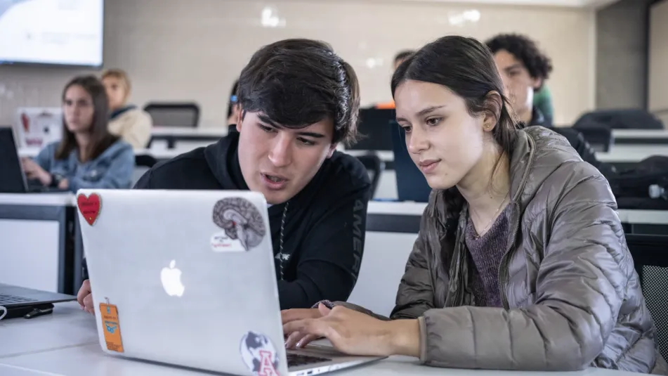 Alumnos en clase aprendiendo de nuevas herramientas para estudiar