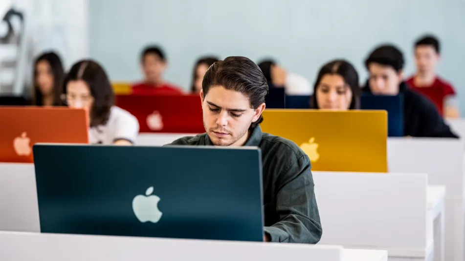 Alumnos aprendiendo sobre protección de derechos de autor