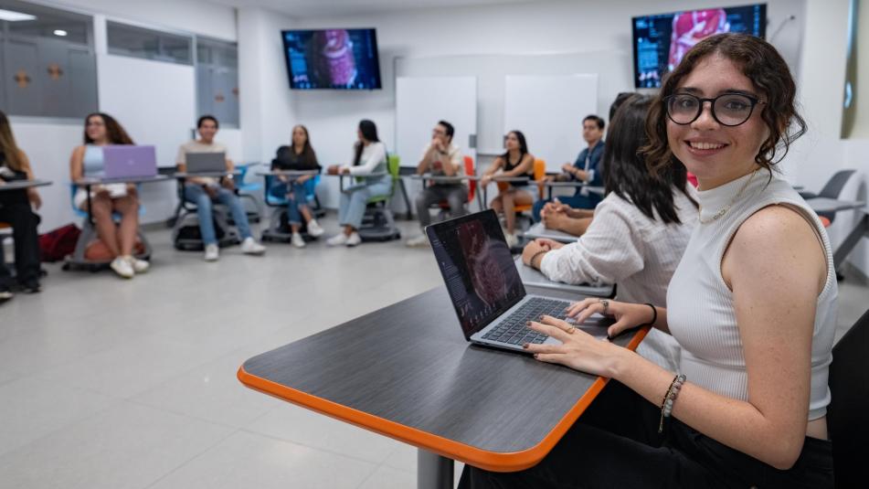 estudiante averiaguando si quiere estudiar psicología, psicopedagogia o pedagogia