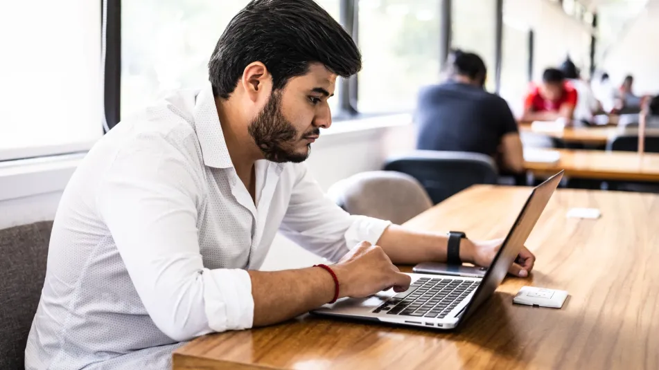 estudiante de posgrado en su laptop