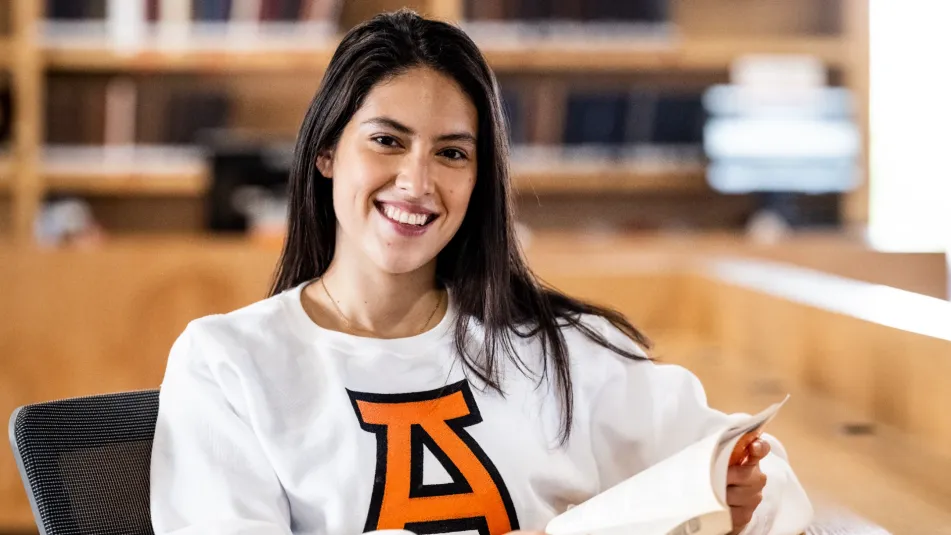 Alumna anahuac en biblioteca