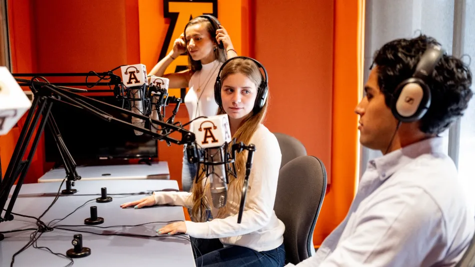 Estudiantes en cabina radio anahuac