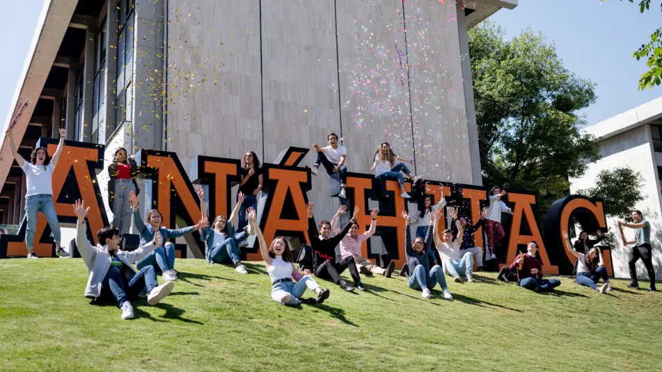 Estudiantes Anahuac posando frente a universidad