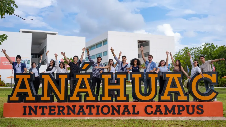 Fotografía logo en campus cancun universidad anahuac