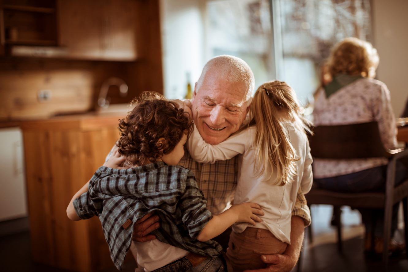 Los abuelos: legado de cariño y seguridad en la vida de los nietos.