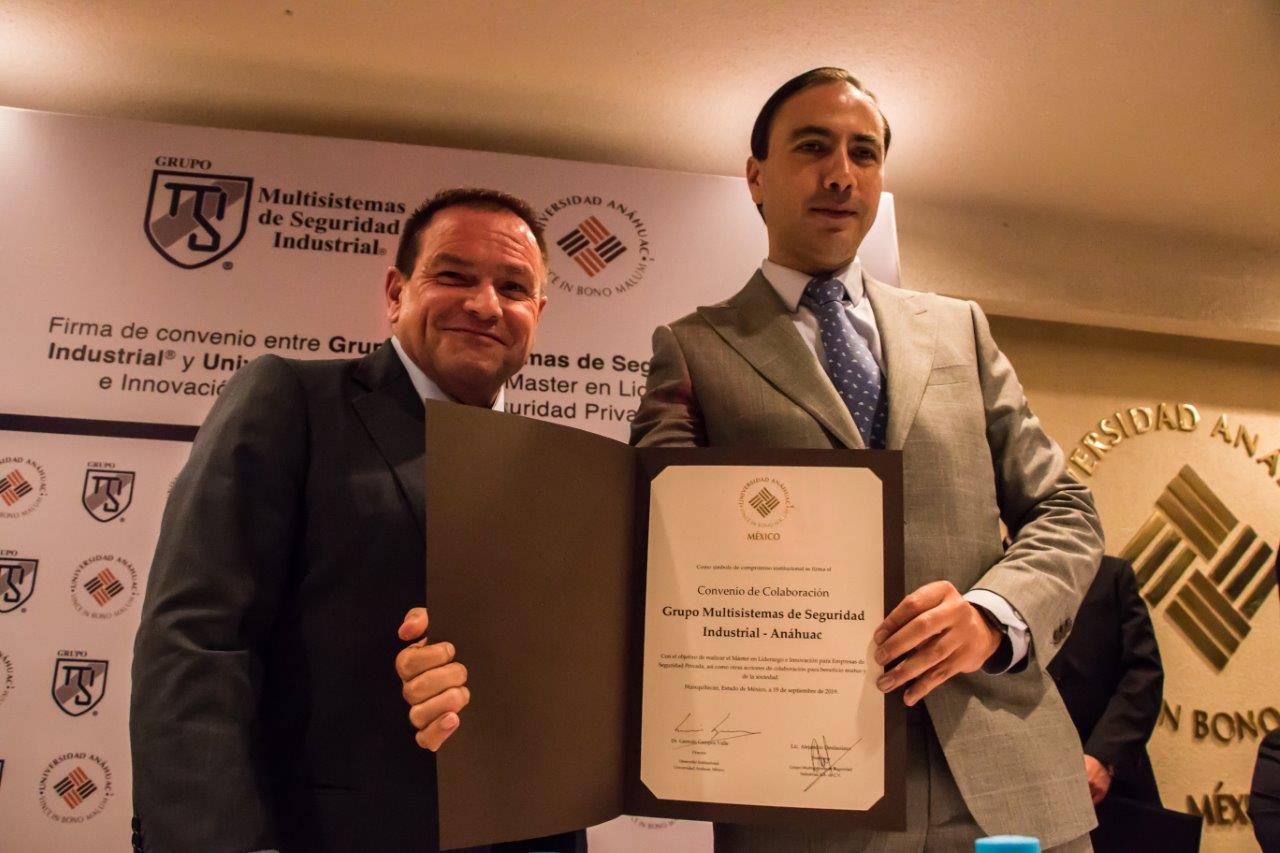 Germán Campos y Alejandro Desfassiaux presumen la firma del Master en Liderazgo e Innovación para Empresas de Seguridad Privada.