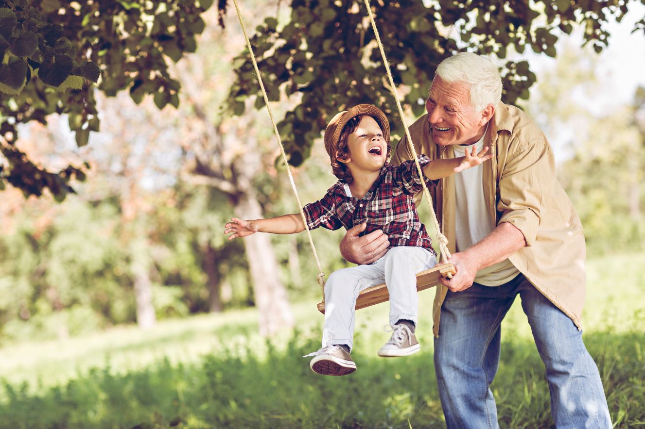 Los abuelos, legado de cariño y seguridad en la vida de los nietos