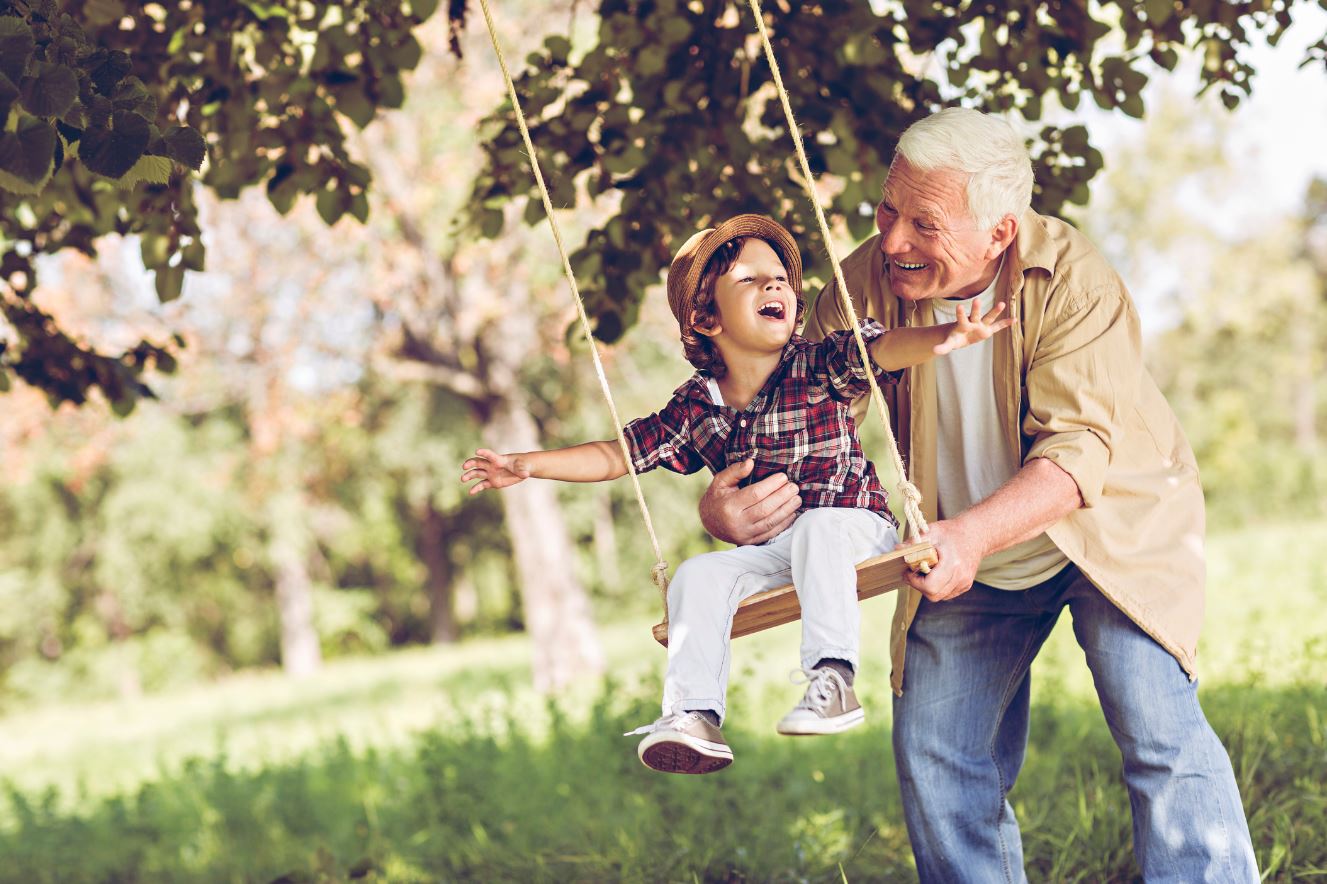 Los abuelos, legado de cariño y seguridad en la vida de los nietos.