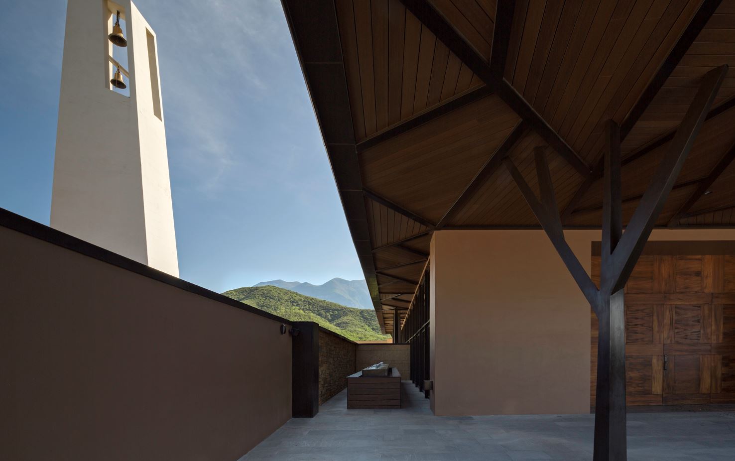 Dentro de Pueblo Serena hay incluso una iglesia lo cual le otorga al espacio comercial un toque especial.