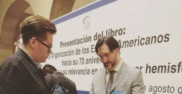 Egresado Gerardo de Icaza presenta libro en el Senado de la República
