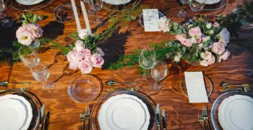 Sigue estos consejos para montar la mesa en tu negocio de banquetes.