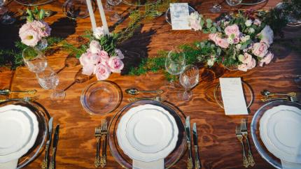 Sigue estos consejos para montar la mesa en tu negocio de banquetes.