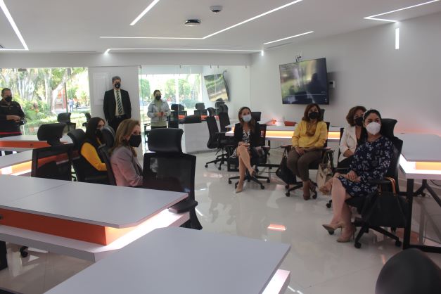 Grupo de mujeres con vestido sastre, viendo hacia el frente, en un salón inteligente.