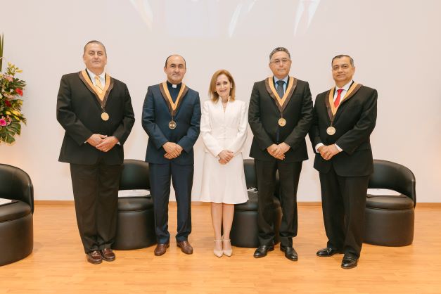 Imagen de una mujer de blanco rodeada de cuatro caballeros de mediana edad, vestidos de negro.