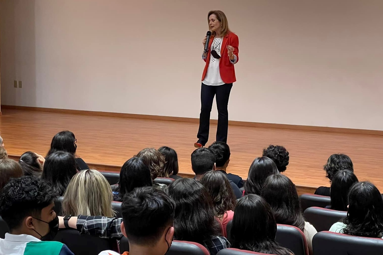 La rectora dando la bienvenida a un grupo de preparatorianos, en el David Gómez.